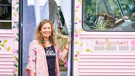 Mujer decide mudarse al otro lado de EU por su alergia al sol; "Fue como la muerte", dice