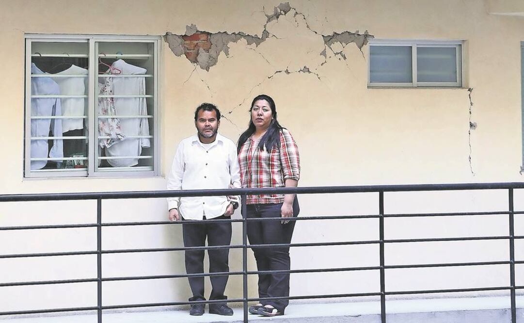 Carla Zárate es dueña de un departamento ubicado en Insurgentes Norte 1260, a más de tres meses del temblor, la constructora no ha reparado las afectaciones que registró el edificio (BERENICE FREGOSO)