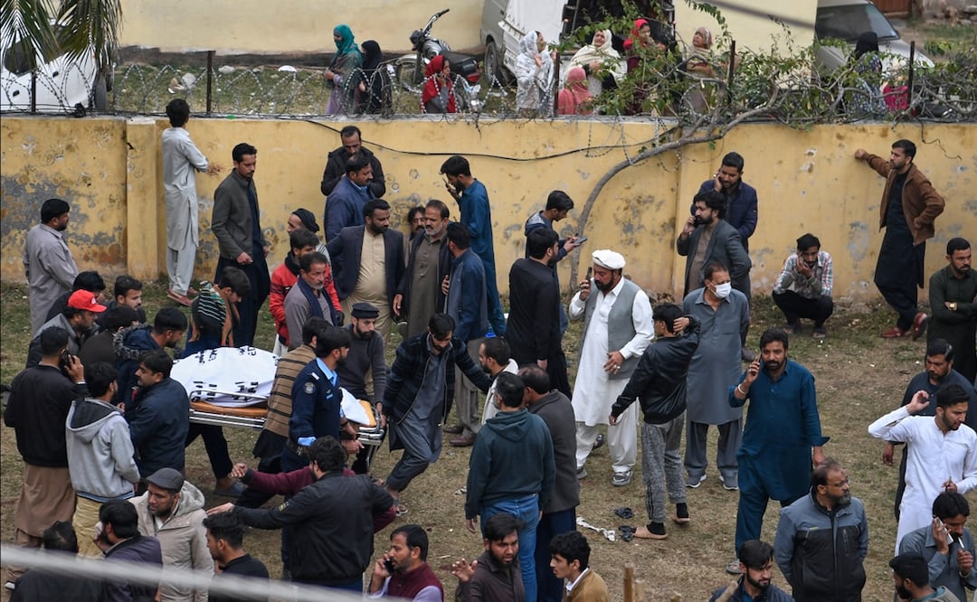 Al menos 31 personas murieron y 169 resultaron heridas en un atentado perpetrado en una mezquita del sur de Islamabad durante las oraciones colectivas. Foto: AP