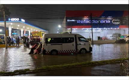Videos. Tultitlán se inunda por fuertes lluvias; Mexibús suspende el servicio
