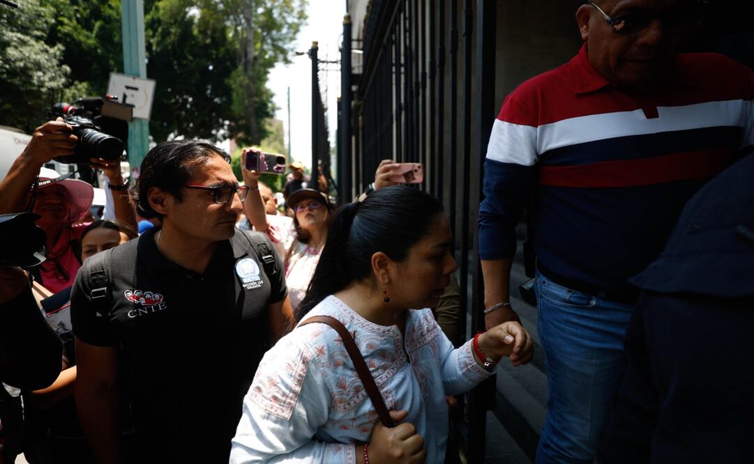 Ingresa una comisión del magisterio a la Secretaría de Gobernación para establecer un diálogo con autoridades federales. FOTO: DIEGO SIMÓN SÁNCHEZ