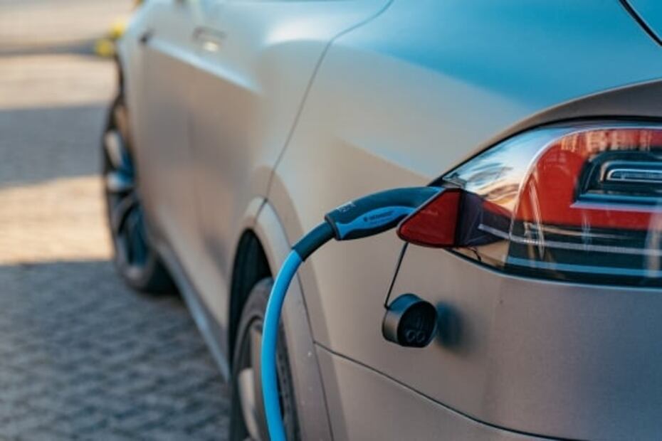 Por qué un auto eléctrico consume más energía de la que recarga