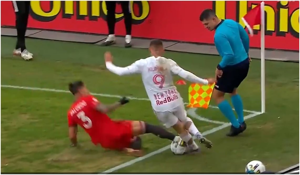 Carlos Salcedo recibe castigo económico y es suspendido por la “violenta” entrada a rival / FOTO: ESPECIAL