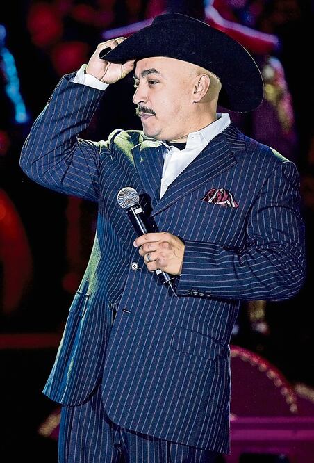 Tras la actuación del intérprete de “50 mil rosas” en Puebla la noche del sábado, se desató el intento de robo. Lupillo se refugió en el camerino de la banda Los Recoditos (CLASOS)