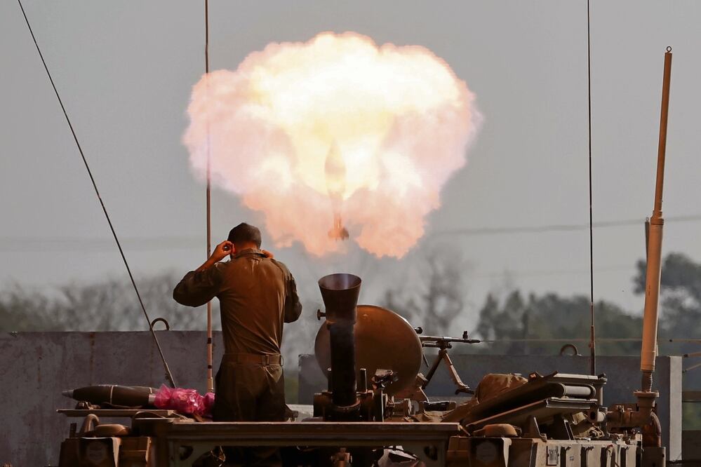 Soldados israelíes disparan morteros en una zona cercana a la frontera con la Franja de Gaza, en el sur de Israel. Foto: Abir Sultan | EFE