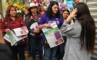Con oleada violeta, llevan asesoría a 23 mil mujeres en CDMX; distribuyen materiales informativos
