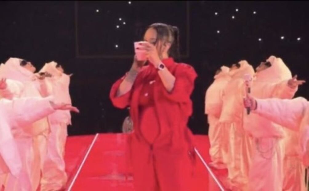 Rihanna sorprende en Medio Tiempo del Super Bowl... sin invitados; ¿anuncia embarazo?