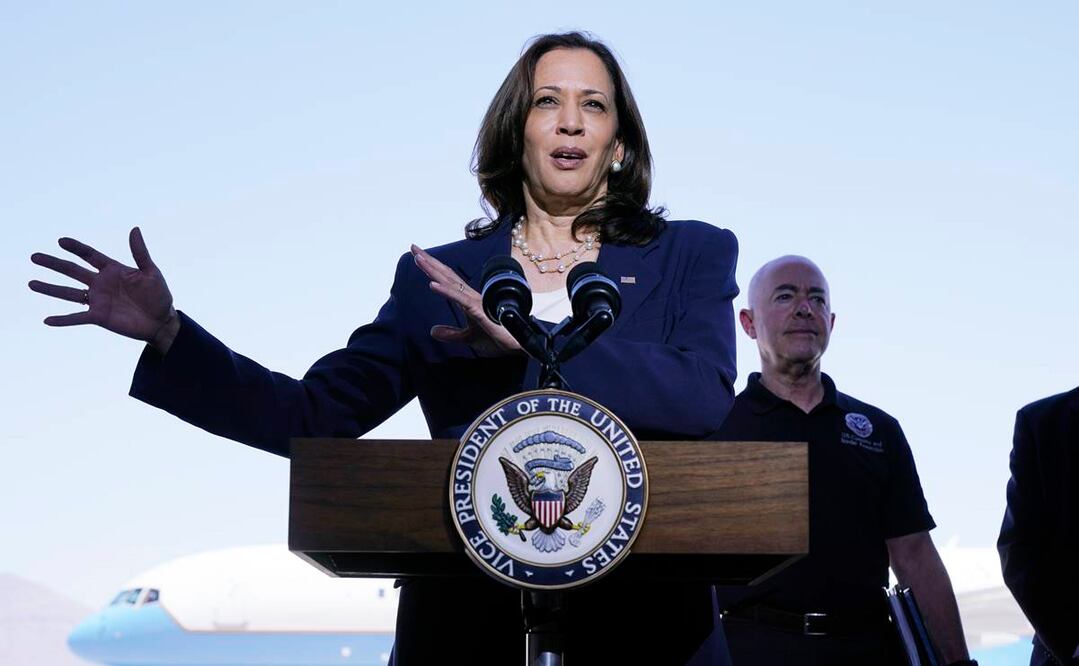 Kamala Harris, vicepresidenta de Estados Unidos, a sus espaldas Alejandro Mayorkas, secretario de Seguridad Nacional. Foto: AP