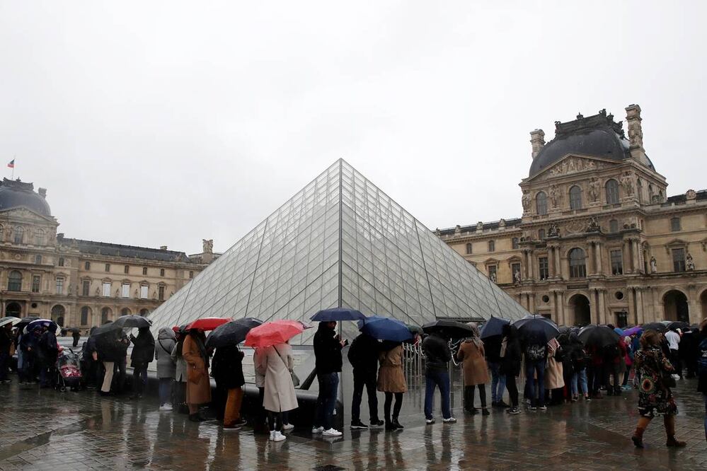 El Museo parisino del Louvre no abrió este domingo sus puertas como medida de precaución ante el coronavirus. Foto: Reuters