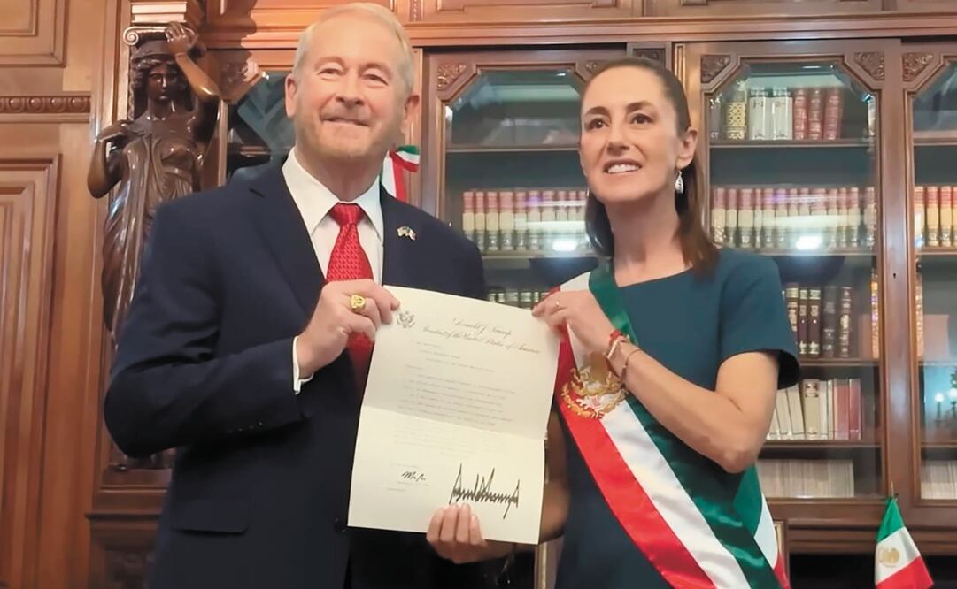 Ronald Johnson, nuevo embajador de Estados Unidos en México, ayer al presentar sus cartas credenciales a la presidenta Claudia Sheinbaum, en reunión sostenida en Palacio Nacional en la que ambos aseguraron que trabajarán juntos. Foto: Especial