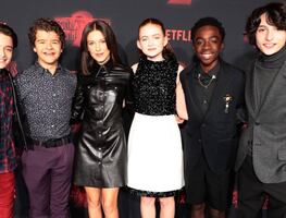 El abrazo de Millie Bobby Brown y David Harbour marca el estreno donde Netflix presentó el inicio de "Stranger Things 5"
