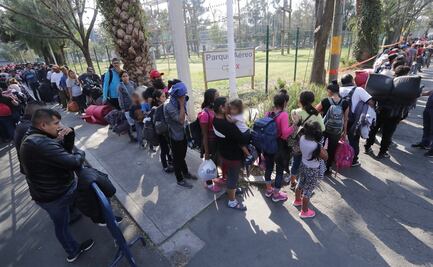 Trasladan en autobuses a la frontera norte a migrantes que llegaron a la CDMX 