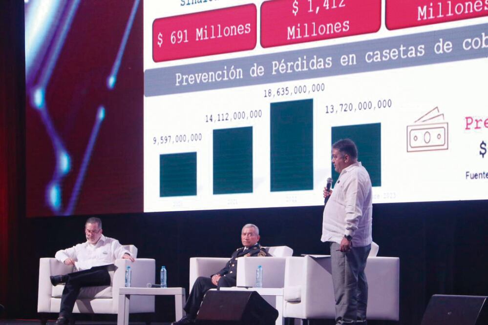 Autoridades y representantes de la Canacar durante la convención de los transportistas en Cancún. Foto: Canacar