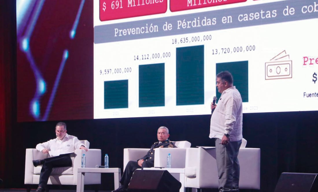 Autoridades y representantes de la Canacar durante la convención de los transportistas en Cancún. Foto: Canacar