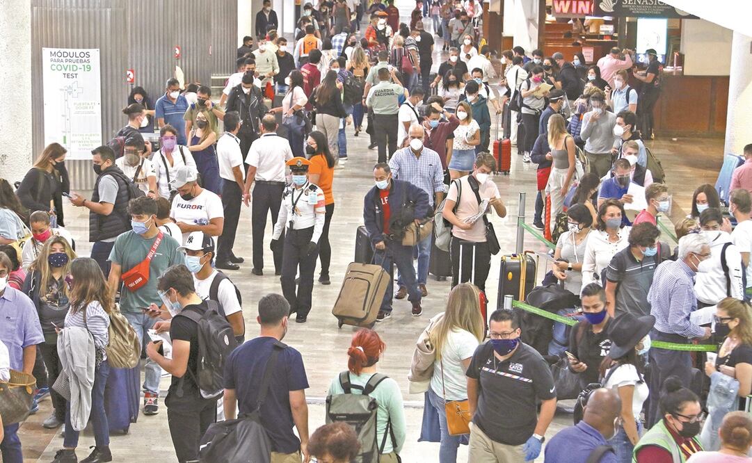 Por los pasillos del Aeropuerto Internacional de la Ciudad de México desfilaron ayer miles de personas deseosas de abordar el avión para iniciar sus vacaciones de Semana Santa. Fotos: Carlos Mejía. EL UNIVERSAL
