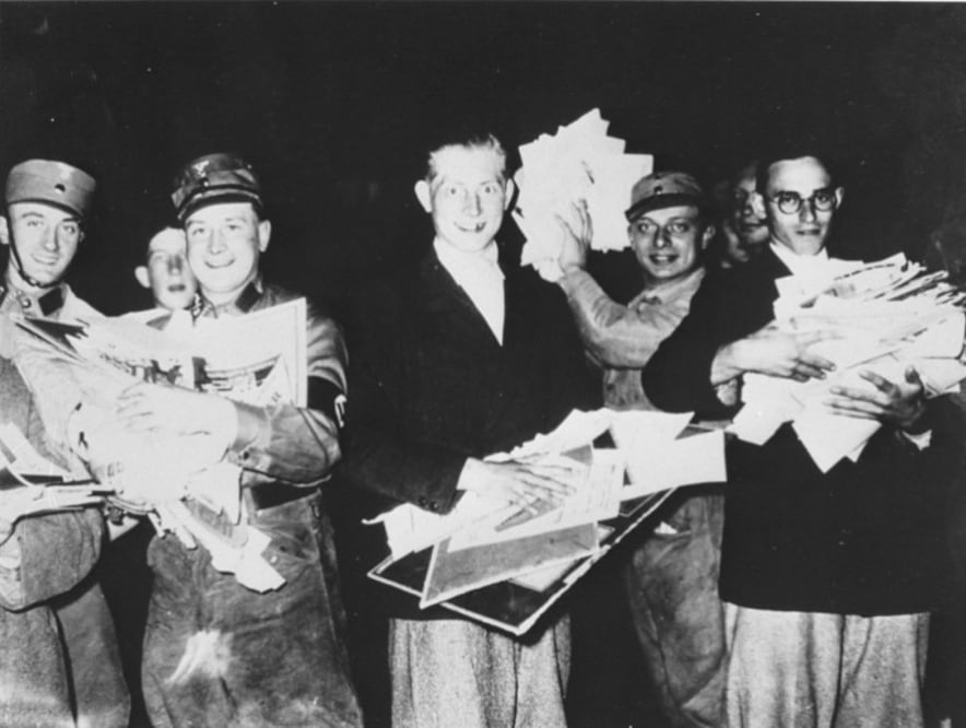 El 10 de mayo de 1933 en Berlín, estudiantes y miembros de las SA portan ejemplares etiquetados como “no alemanes” antes de arrojarlos a la hoguera./ Cortesía del United States Holocaust Memorial Museum