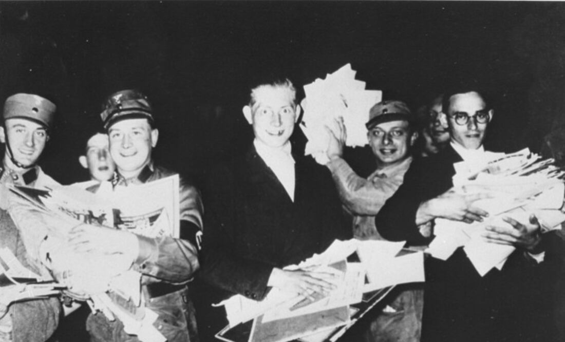El 10 de mayo de 1933 en Berlín, estudiantes y miembros de las SA portan ejemplares etiquetados como “no alemanes” antes de arrojarlos a la hoguera./ Cortesía del United States Holocaust Memorial Museum
