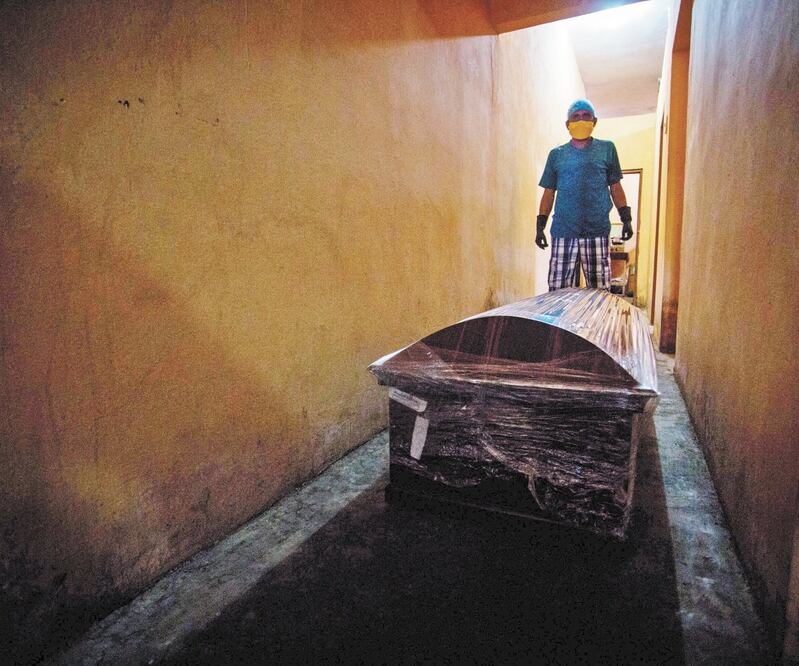 Las funerarias se han visto rebasadas por la pandemia en Guayaquil. Fotos: CORTESÍA IVÁN CASTANEIRA