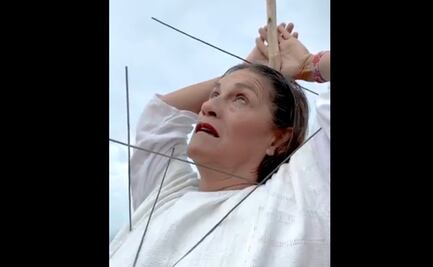 En performance Jesusa Rodríguez se "tortura" como protesta contra corridas de toros