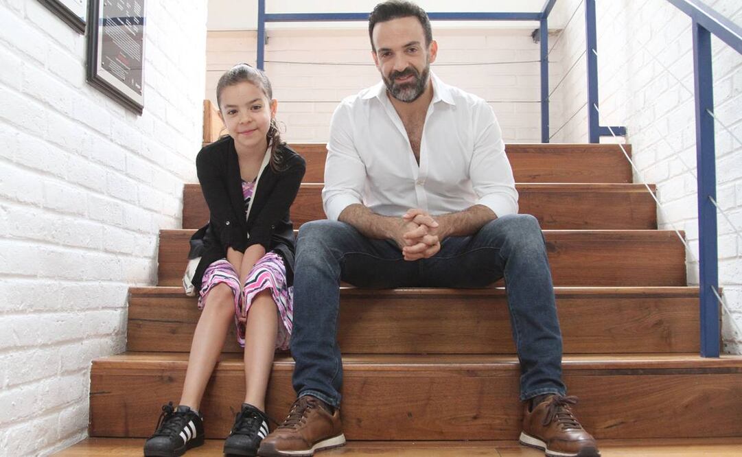 El actor afirmó que María ama el teatro y siempre que ha estado en una obra es con gente de su entera confianza.