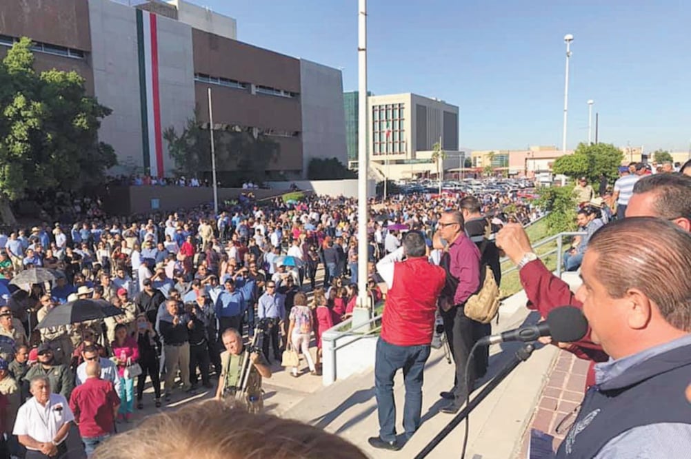 Miembros del Sindicato de Burócratas tomaron las oficinas del Ejecutivo en la capital del estado y en Tijuana, mientras que en Tecate, Ensenada y Playas de Rosarito tomaron los edificios de gobierno y de Recaudación y Rentas. Foto/GABRIELA MARTÍNEZ
