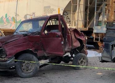 Muere hombre en Tamaulipas al intentar ganarle el paso al tren a bordo de su camioneta; vehículo queda destrozado