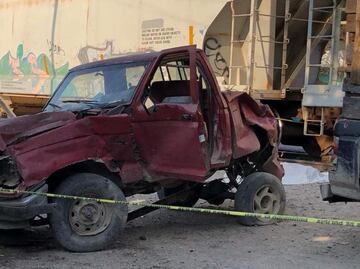 Muere hombre en Tamaulipas al intentar ganarle el paso al tren a bordo de su camioneta; vehículo queda destrozado