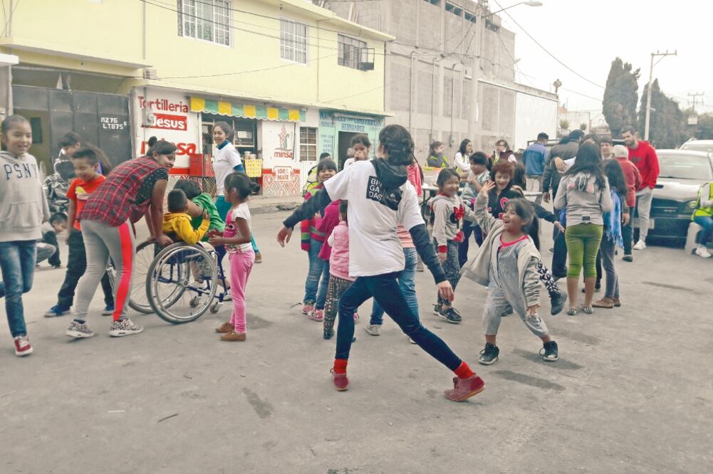 Los pequeños del albergue en Ejido de Santa María Aztahuacan, en Iztapalapa, cantan, mueven las caderas, alzan los brazos, giran los hombros y se toman de las manos durante la terapia. (ALIDA PIÑÓN. EL UNIVERSAL)