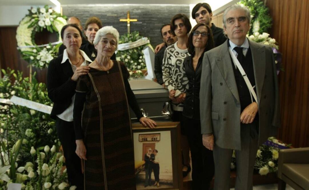 Sus restos serán cremados hoy sábado, a las 21:00 horas, para posteriormente trasladar sus cenizas a Querétaro. El titular de Conaculta, Rafael Tovar y de Teresa, hizo guardia en el sepelio. FOTO: Lucía Godínez/EL UNIVERSAL.