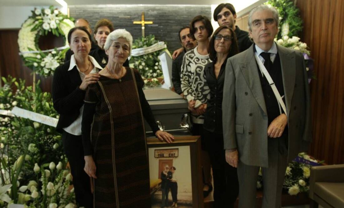 Sus restos serán cremados hoy sábado, a las 21:00 horas, para posteriormente trasladar sus cenizas a Querétaro. El titular de Conaculta, Rafael Tovar y de Teresa, hizo guardia en el sepelio. FOTO: Lucía Godínez/EL UNIVERSAL.