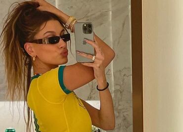 Hailey Bieber y sus uñas de dona glaseada de chocolate para el otoño