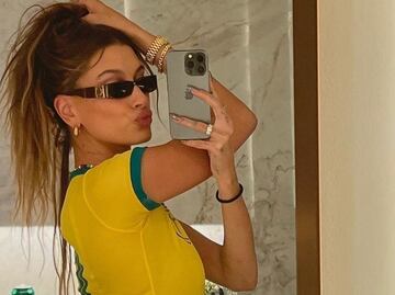 Hailey Bieber y sus uñas de dona glaseada de chocolate para el otoño