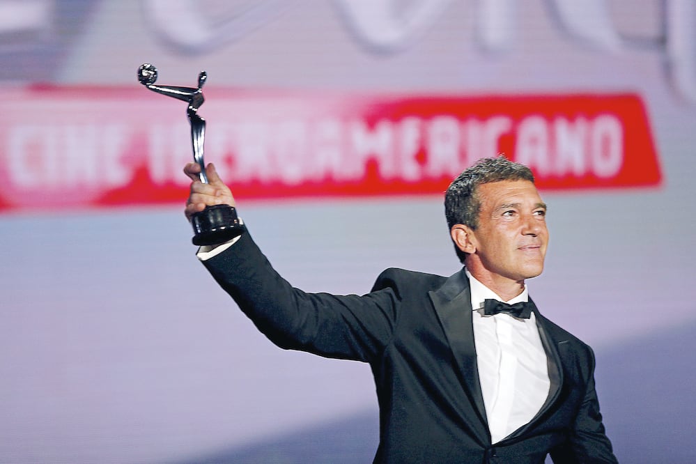 “Cada día más, los latinos ganamos espacios en EU, (...) pese al interés insano y reprochable de Donald Trump por tratar de patear nos el trasero” ANTONIO BANDERAS Actor