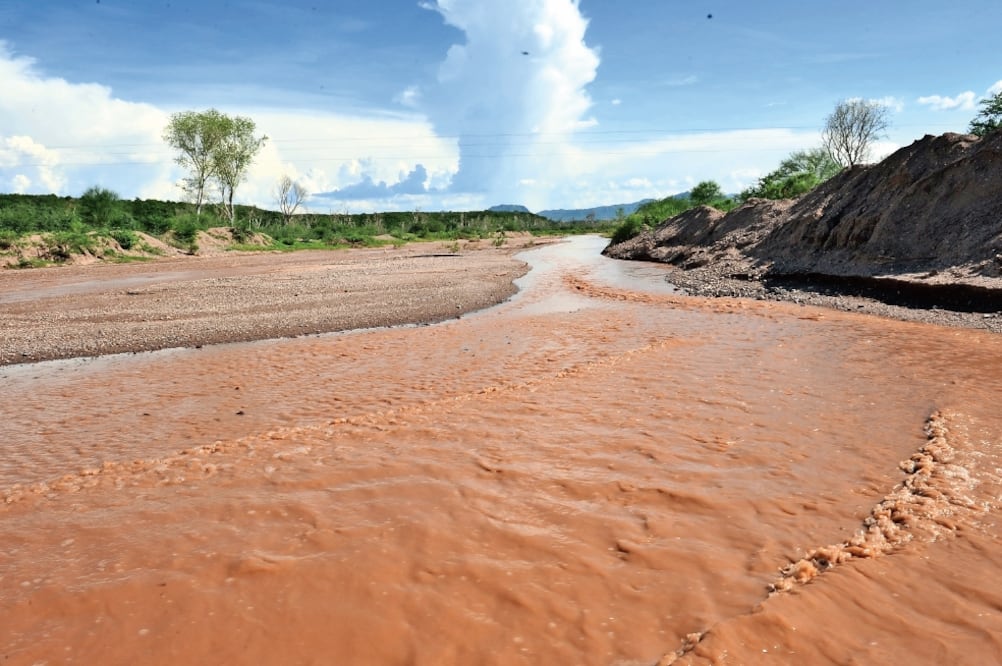 La mina Buenavista del Cobre, propiedad de la subsidiaria Southern Copper Corporation de Grupo México, derramó más de 540 toneladas de metales venenosos al Río Sonora hace tres años. (AMALIA ESCOBAR)