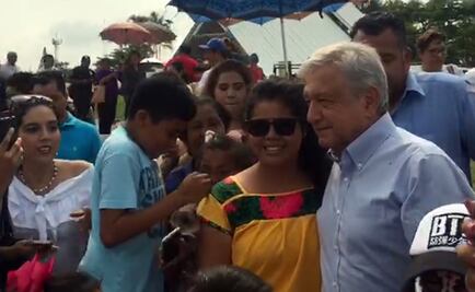 AMLO visita tumba de su ex esposa en Villahermosa