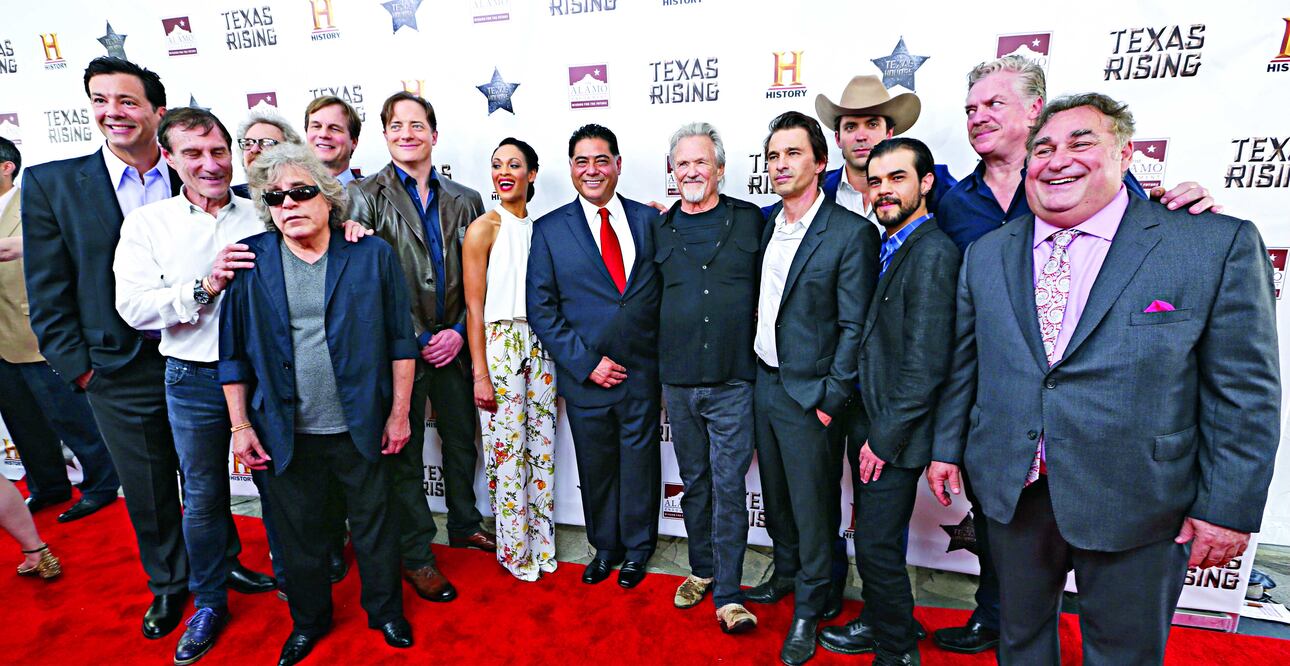 El gobernador Jorge Herrera (de traje, al centro), invitado especial a la presentación de la serie (ESPECIAL)