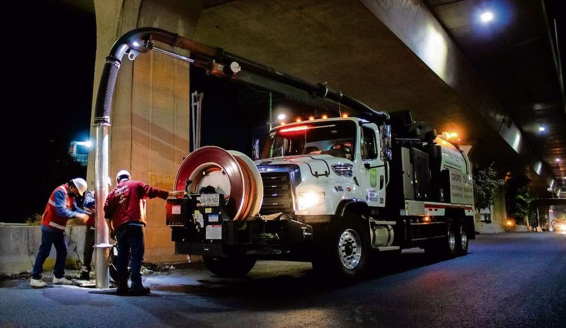 Las brigadas de la CAEM trabajan con seis equipos hidroneumáticos, conocidos como vactor. Este equipo, “nos permite pasar agua y poder ver que fluye de manera correcta, esa es nuestra prueba”, dijo titular del organismo. Foto: Especial