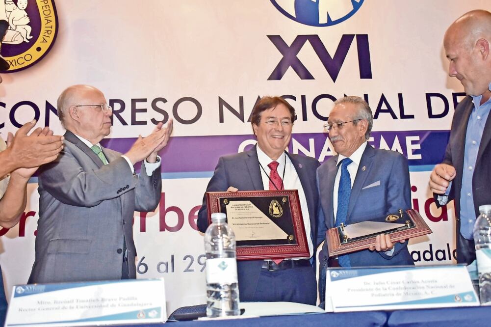 Durante el evento, el titular de la Secretaría de Salud, José Narro, entregó un reconocimiento al pediatra Norberto Urquidi, quien ha dedicado más de 40 años a favor de la salud de los infantes (SSA)