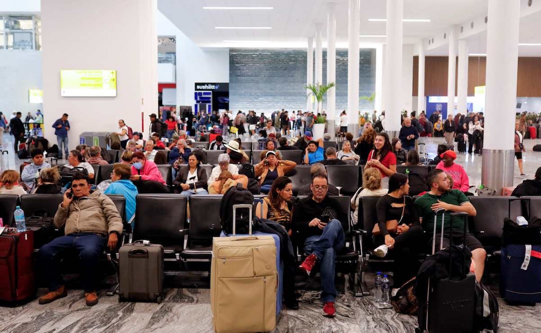 Pasajeros esperan en el Aeropuerto Internacional este lunes, en Guadalajara (México). Guadalajara, capital de Jalisco, amaneció con una extraña sensación de tensa calma, con casi todos negocios cerrados y la suspensión de las clases de educación básica y superior, un día después de la ola de violencia de desatada con bloqueos e incendios tras la muerte en operativo militar del capo Nemesio Oseguera Cervantes, alias El Mencho, líder del Cártel Jalisco Nueva Generación (CJNG). Foto: EFE
