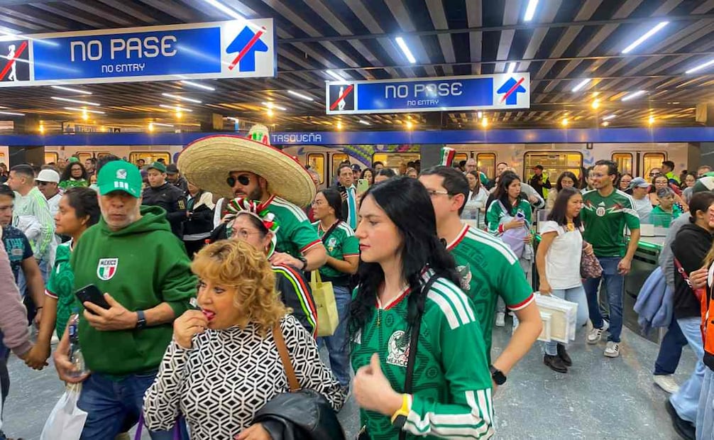 Los usuarios que no presenten ningún documento tienen que salir de la estación y tomar otro transporte. Foto: Omar Díaz / EL UNIVERSAL