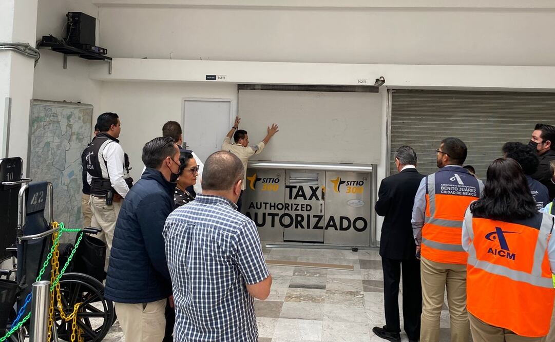 Personal de la Agrupación de Taxistas Sitio 300 no contaba con Tarjetas de Identificación Aeroportuarias vigentes. Foto: Especial