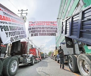 Transportistas intensifican bloqueos en calles de Toluca