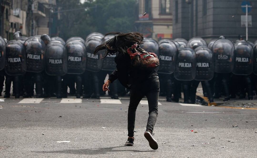 Encapuchados y policías se enfrentaron a las afueras del parlamento argentino, mientras adentro se discute el acuerdo del país sudamericano con el Fondo Monetario Internacional. Foto: AFP