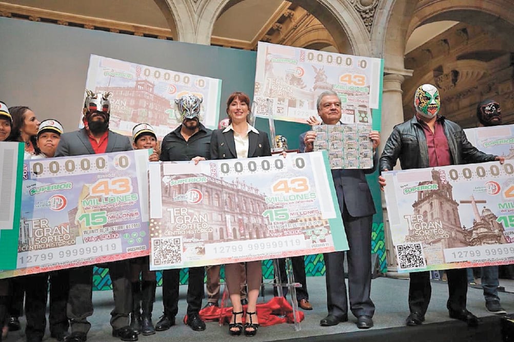 Ante la presencia del director general de la Lotería Nacional, Ernesto Prieto (segundo de der. a izq.), Paola Félix Díaz (centro) explicó que comercios como zapaterías o restaurantes participarán para hacer promoción al sorteo. Foto/ESPECIAL 
