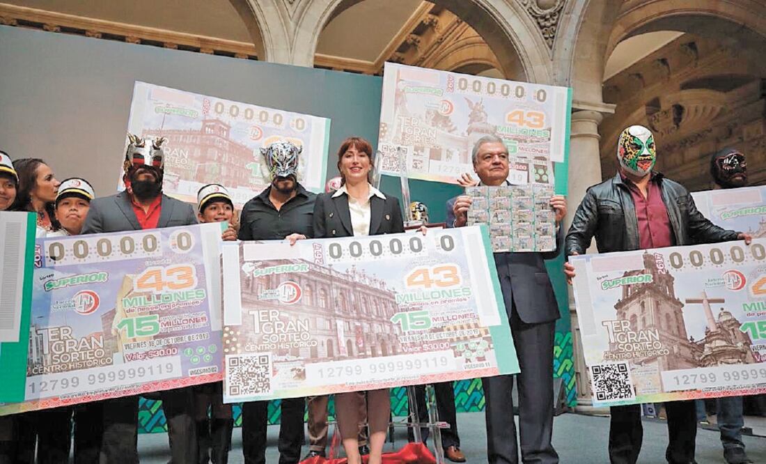 Ante la presencia del director general de la Lotería Nacional, Ernesto Prieto (segundo de der. a izq.), Paola Félix Díaz (centro) explicó que comercios como zapaterías o restaurantes participarán para hacer promoción al sorteo. Foto/ESPECIAL