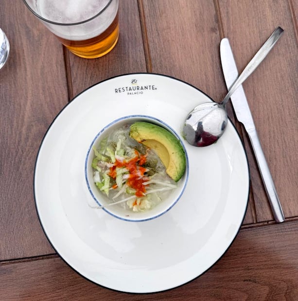 Preparado con gallina y cerdo cocinados lentamente, ofrece un caldo lleno de tradición y memoria gastronómica. Foto: Rodrigo Guerrero. El Universal