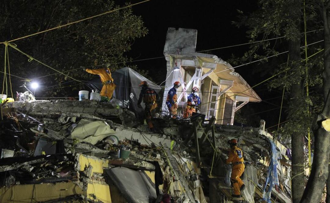 Brigadas de rescatistas laboran en el conjunto multifamiliar de Tlalpan. Foto. EFE