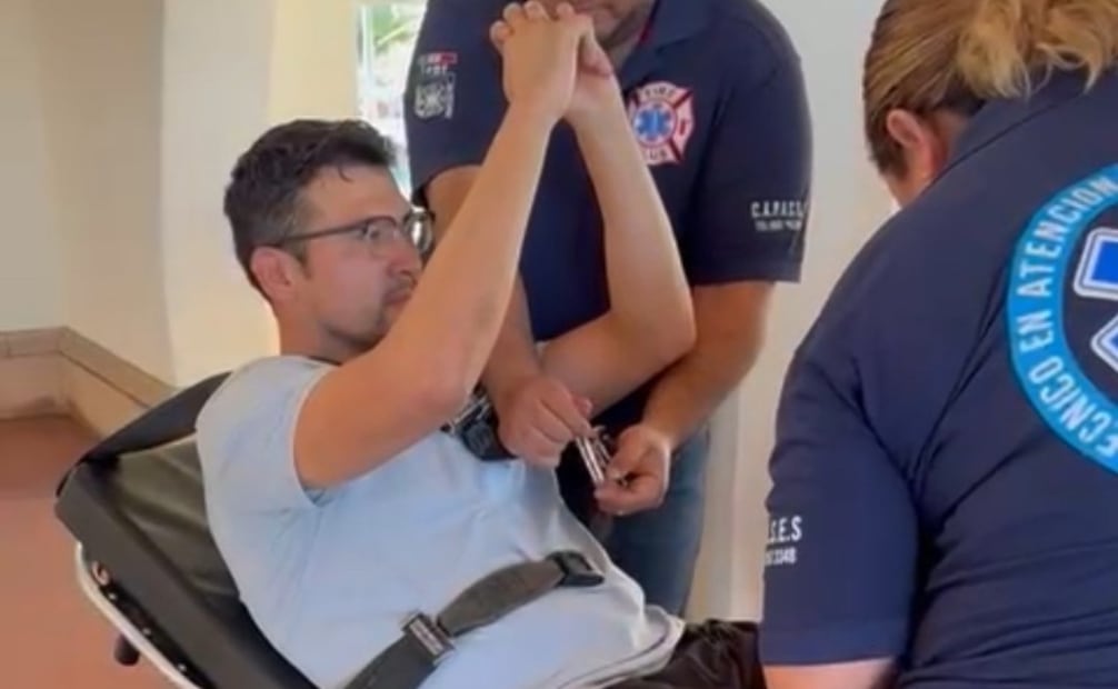 Tras los hechos el catedrático fue llevado al hospital (22/12/2025). Foto: Especial