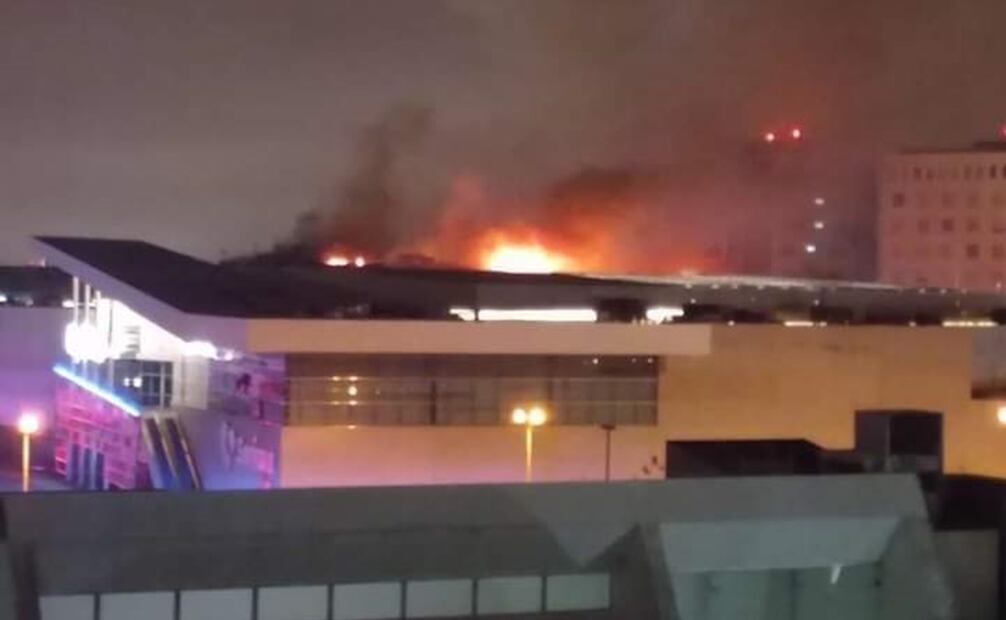 Incendio en plaza Altabrisa de Mérida. Foto: Especial