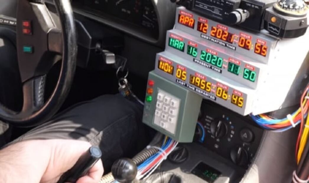 El hombre que posee un DeLorean de la cinta Volver al Futuro